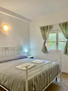 Conchiglia Family Garden Retreat - 2BR - Near the Sea - Wi-Fi - AC - BBQ - Pet Friendly