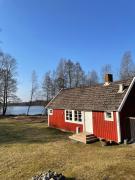 Stuga med sjöutsikt