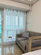Tower 1 Rm 305 FREE Parking, FREE Pool, Balcony, 1Bedroom 4 beds