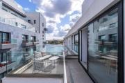 Designer seaside 2BR APT with WIFI and AC & comfy beds by 360 Estates
