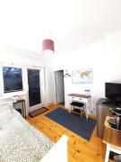 Central Private Cozy Room w own entrance, Spacious Bathroom, on-site parking