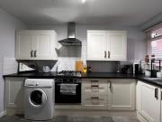 30 second walk from victorious with free parking, Sleeps 6 !