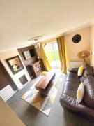 2 Bed Semi - Sleeps 4 - Private Garden & Parking - Quiet Cul De Sac Location - Dog Friendly - Fast Wifi - Close to Motorway Access