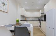 Stylish Modern Apartment by Aldgate East Station 3