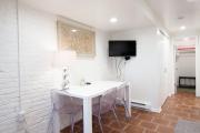 WELL-EQUIPPED STUDIO APT - WALK TO METRO SUBWAY