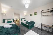 Large 5 Bedroom-Free Parking-Great Transport Links Large 5 Bedroom-Free Parking-Great Transport Links