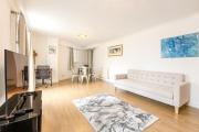 Sunny 1BR Gem Near Canary Wharf with Parking