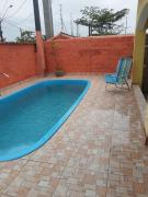 Casa com piscina 800 metros da praia