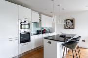 Modern, fully furnished apartment with ensuite, private balcony and elevator in Notting Hill