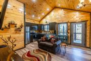 BRAND NEW Cabin Cozy King Beds, Games, EV Plugin, Hot tub, Full Service Kitchen