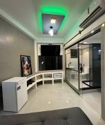 Luxuoso e moderno, Em frente ao metro e 3km das Praias