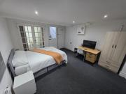 Spacious 3-Bedroom Apartment Near Stratford, 1 Minute From Train Station