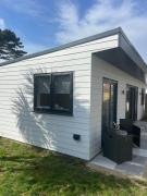 Villa Maria Garden Lodge - 2 Mins to Beach - Coastal - Dog-Friendly - Modern Luxury - Large Garden - Private Access - Parking