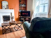 Bourne Cottage, Stylish 3 Bed Retreat, Sleeps 7, Pets Welcome, Central location, Xbox S Fun