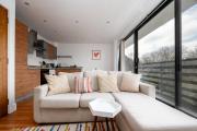 GuestReady - Modern home with balcony in London