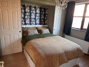 The Vales - Stylish 1-Bed with Free Parking 1-Min Walk to C2C Station