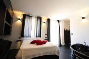 Black & White Deluxe Suite Otranto Private Jacuzzi WiFi & AC Steps from Sea