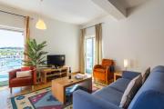 Marina Breeze Apartment with Pool - 900m from the Beach