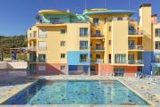 Marina Breeze Apartment with Pool - 900m from the Beach