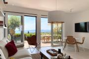 Superbe petite villa moderne surplombant la mer