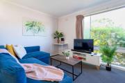 Sunny 2BR Home in Highton Easy Geelong Access
