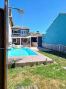 Casa com 3 suítes em Cabo Frio com piscina há poucos passos do Mar!