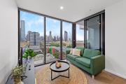 Central South Bank Apt with City Views, Study & Park