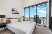 Top Floor with Gorgeous Views, King Bed, Pool & Gym