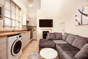 Luxury Apt Near LGI Hospital Super King Bed, Free Secure Parking Luxury Apt Near LGI Hospital Super King Bed, Free Secure Parking