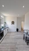 3 bedroom Luxury London House with Parking