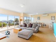 Tranquil Beach Retreat 2 Living Areas Sleeps 9