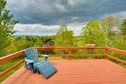 Peaceful Bedford Escape Deck and Stunning Views!