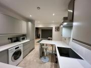 Entire Modern 2- Bedroom Apartment Modern Comfort Near Central London