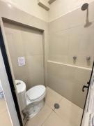 Habitación con dos camas y servicios