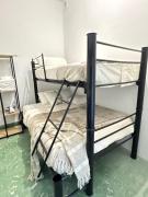 Habitación con dos camas y servicios