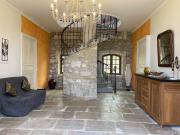 Bâtisse au cœur dun vignoble