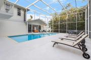 3 min to beach with 3 king ensuites and private pool