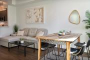 Bright & Stylish 1-Bedroom, Walk to Netflix, Perfect for Long Stays FREE PARKING