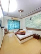 Hotel Ashutosh I 300mtr from shreenathji temple I 966o9o1oo6