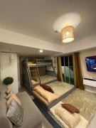 1-BR Condo with 4 BEDS, DINING, Karaoke,NETFLIX,YTpremium,GAMES,WIFI,25TH fLoor - Sunrise & Sunset CITY&POOL view , wrap-around BALCONY