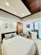 22nd-Floor Spacious Studio with Sunrise & Pool Views, Hi-Speed WiFi & Working Space, Netflix, Disney, Kitchen, Wide Balcony