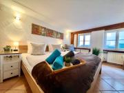 Seenest Zum blauen Schild mit Parkplatz