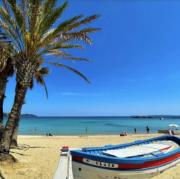 APPARTEMENT ET SA JOLIE TERRASSE Le Lavandou Saint Clair, a deux pas de la plage de St Clair, au calme, Studio tout équipé, clim, Wifi Fibre, TV connectée, lave linge, lave vaisselle, place de parking et plus, serviettes et draps fournis
