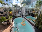 Bangalô térreo, com quintal e piscina privativos