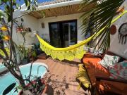 Bangalô térreo, com quintal e piscina privativos