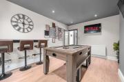 Bolton Retreat Modern 3BR Home Sleeps 6 Games Room, Pool Table & Parking