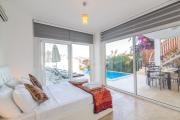 5 Bed Villa - Sleeps 10 - Pool - Terrace - Parking