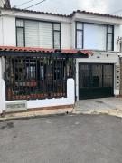 Casa cerca del CC Titán con seguridad Privada