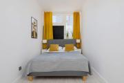Modern Apartment Grzybowska near Hala Mirowska by Noclegi Renters