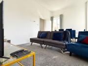 Fiona Place in Winchester city center- 3 Double Beds, 2 Single Beds, 2 Sofa Beds - FREE parking available upon request